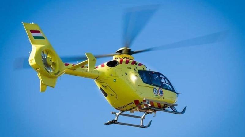 Súlyos baleset történt a Bakony szívében, ahol a mentőhelikopter is a helyszínre sietett, hogy segítsen a sérülteken.