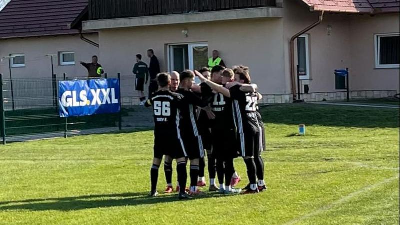 Valódi tétje van a játéknak, hiszen aki veszít, az kénytelen búcsút venni.