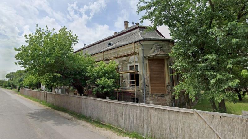 Elhagyatott palota Békés vármegyében - az urbexerek figyelmeztetnek a mély, sötét pincére, ahol titkok rejtőznek.
