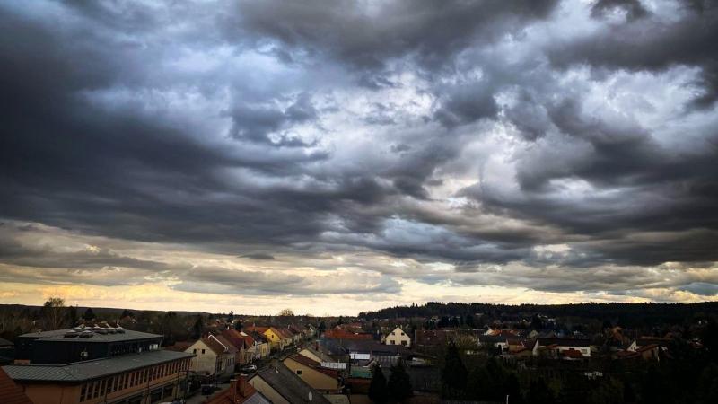Citromsárga riasztás lépett életbe számos vármegyében: a meteorológiai szolgálat figyelmeztet a várható villámlásokra és jégesőre. Érdemes fokozottan vigyázni az időjárási körülményekre!