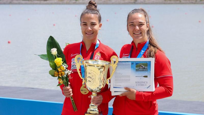 A szegedi csapat lenyűgöző teljesítménnyel rukkolt elő, amikor legyőzte az olimpiai bajnokot, miközben a szegedi női kenupáros is diadalmasan hódította el a világkupát.