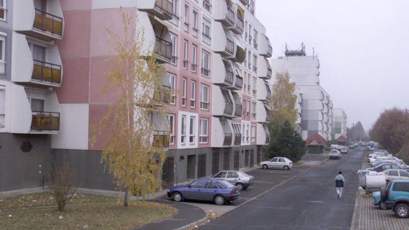 A kaposvári lakótelep csendjét hirtelen fegyverek zaja hasította át, zúgása megrázta a környéket.