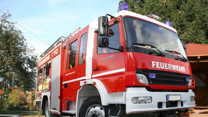 Lángnyelvek táncoltak a lakás sötét sarkaiban, miközben a tűzoltók fáradhatatlanul küzdöttek a felforrósodott levegőben.