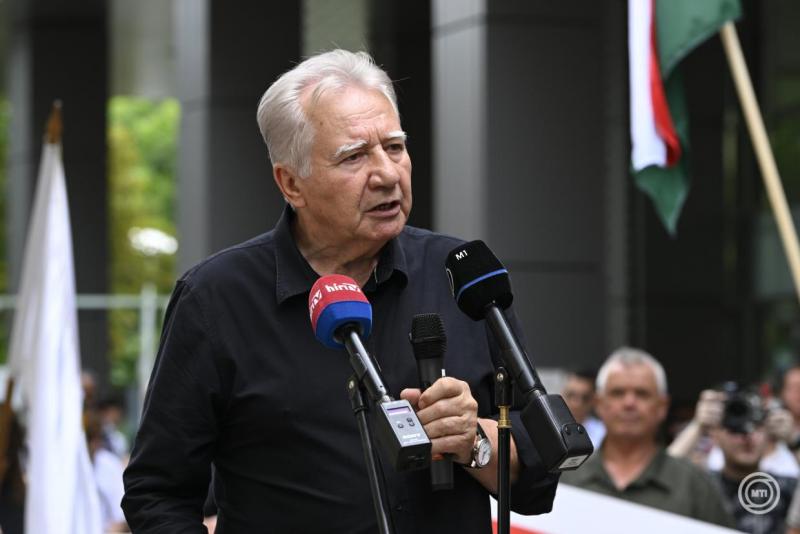 Jakab István kifejezte, hogy Brüsszel nem hozhat döntéseket a gazdák sorsáról anélkül, hogy előbb megkérdezné őket. Az ő véleménye szerint elengedhetetlen, hogy a mezőgazdasági közösség tagjai aktívan részt vegyenek a számukra fontos kérdésekben, hiszen ő