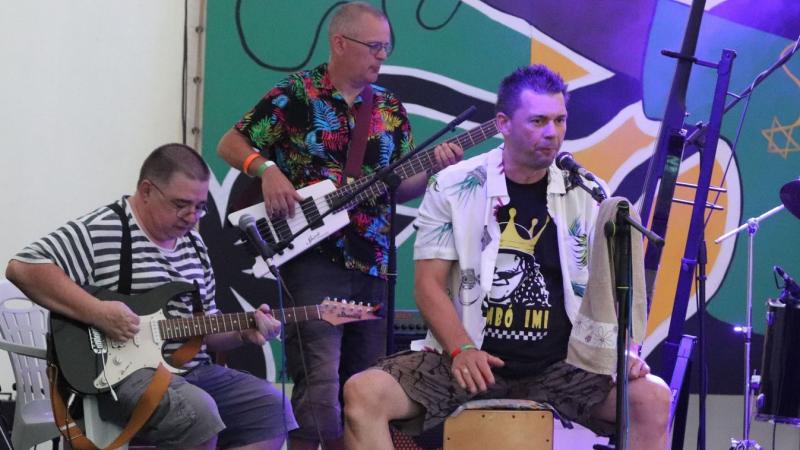 Lakiteleken ünnepli a magyar reggae-közösség a zenét, ahol jamaicai sztárok lépnek fel a gyönyörű Tisza-parton.