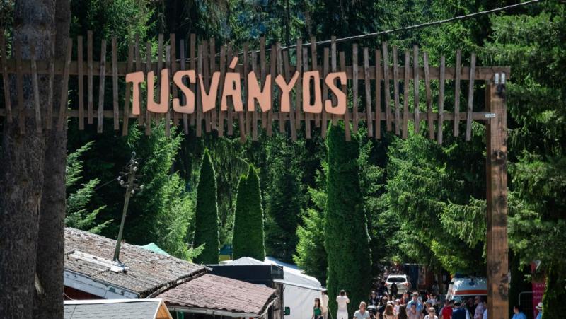 Tusványos eddigi eseményei számos izgalmas pillanattal gazdagították a rendezvényt. A kulturális és politikai diskurzusok mellett különböző zenekarok és művészek léptek fel, akik színesítették a programot. A látogatók számtalan workshopon és előadáson veh