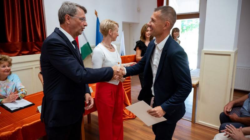 Megérkezett a várva várt hír: a zalai települések mostantól szabadabban gazdálkodhatnak a forrásaikkal, hiszen zöld utat kaptak a költésekhez. Már papíralapú bizonyíték is érkezett arról, hogy a helyi közösségek elindulhatnak a fejlesztések útján!