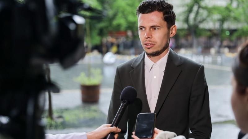 Közös megbeszélés után távozik az egri városgondozás ügyvezetője.