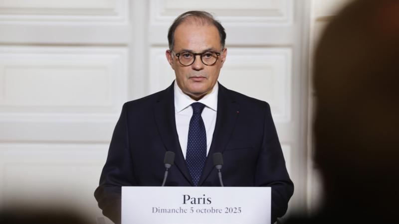 Alig egy hónap elteltével lemondott a francia miniszterelnök.