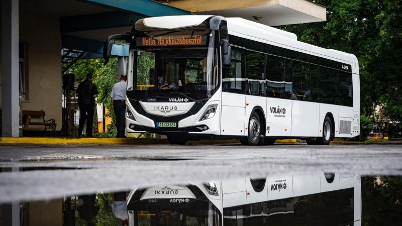 Három hónapja már, hogy az elektromos Ikarus felvette a szolgálatot Hajdúszoboszlón, és az utasok örömmel használják a környezetbarát megoldást, amely nemcsak kényelmes utazást biztosít, hanem hozzájárul a város levegőminőségének javításához is.