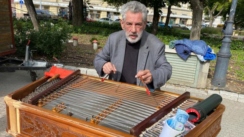 Még távol van a gyógyulás, de az ismert kecskeméti művész egy év elteltével újra színpadra lépett és zenélni kezdett - nézd meg a videót!