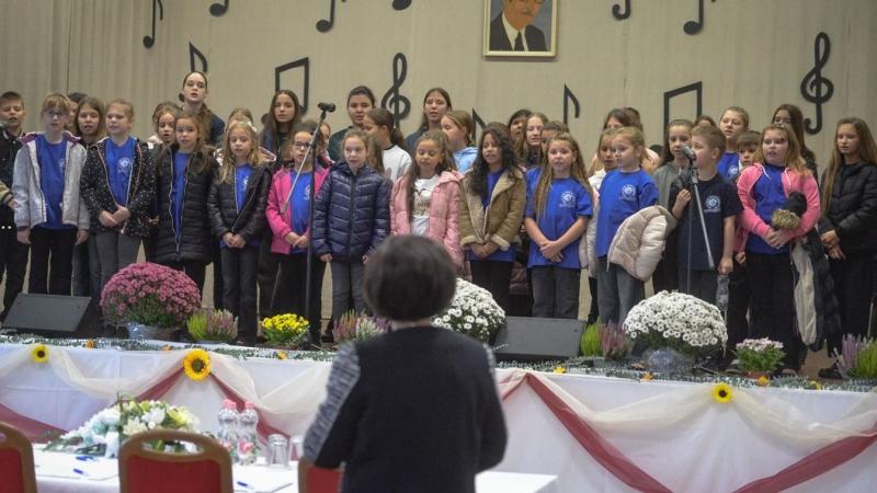 Három ország kórusai csatlakoztak a régi lelkesedés szellemében a hevesi község színpadához, felejthetetlen élményekkel gazdagítva a közönséget. Az esemény során szívből jövő dallamok és varázslatos pillanatok születtek, amelyeket fotók és videók örökítet