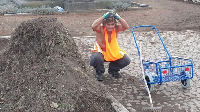 Sanyinak, a város takarítójának, aki a hajléktalanok életét éli, csupán egy egyszerű, de annál fontosabb kérése van: szeretne egy seprűnyelet. Ez a kis eszköz számára nem csupán munkaeszköz, hanem a méltóság és a remény szimbóluma is.