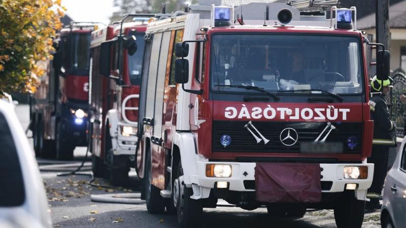 Kiterjedt tűzvész pusztít Dunaszekcső területén, ahol a lángok megfékezésére több vízsugarat is bevetnek.