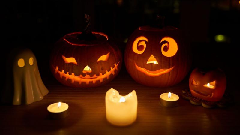 Tatabánya Halloweenra való felkészülése – városi programkörkép

Tatabánya színes programkínálattal várja az őszi ünnep kedvelőit, hiszen a Halloween közeledtével a város számos izgalmas eseményt és aktivitást kínál. A helyi közösségek és intézmények kreat