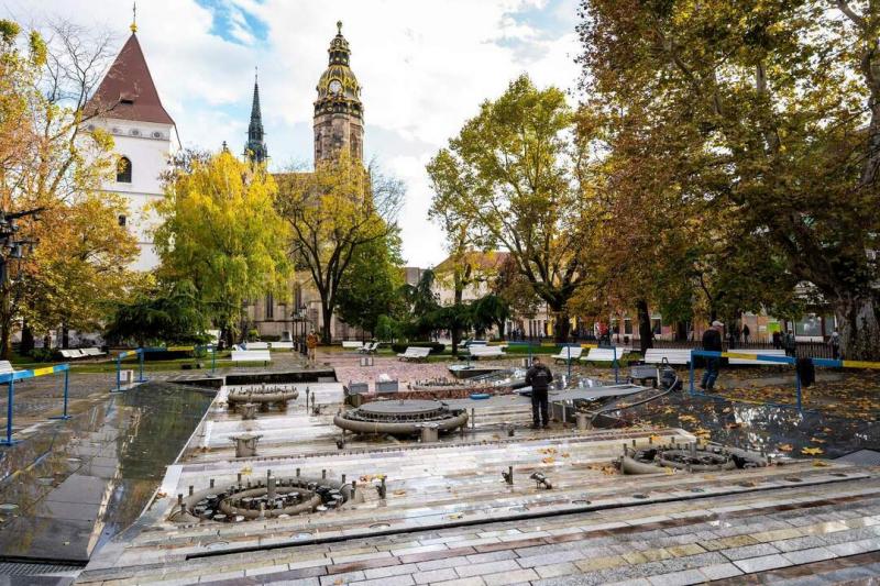 A kassai szökőkutak csendesen pihennek, mint egy álomra hajtott város szívverése.