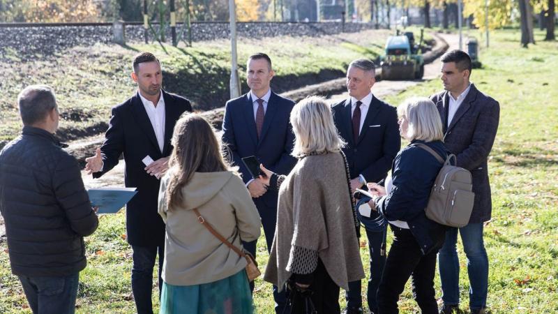 Rózsák tucatjai nyitják meg szirmaikat a zalai liget varázslatos ölelésében, még Gül Baba is irigykedhetne a szépségükre (galéria, videó).