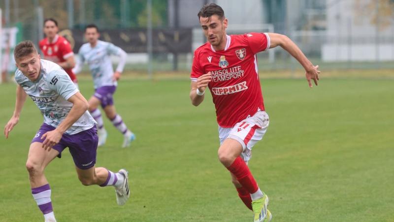 Új edző érkezik a Szentlőrinc csapatához, hogy friss impulzusokat és stratégiákat hozzon a pályára. A csapat számára ez egy izgalmas új kezdet, amely új reményekkel és célokkal tölti meg a következő mérkőzéseket.