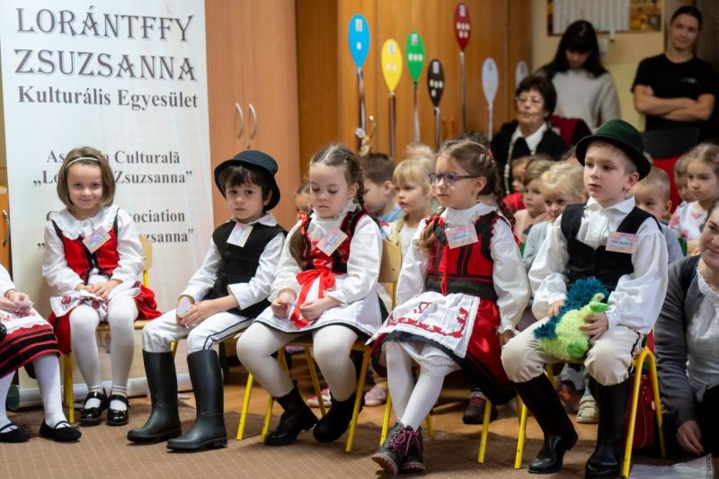 A Stefániában a szavak varázslatos világára irányították a figyelmet, hangsúlyozva a mesék fontosságát és erejét. A rendezvény során a történetek nem csupán szórakoztatásként, hanem a kultúra és a tudás átadásának eszközeként is szerepeltek.