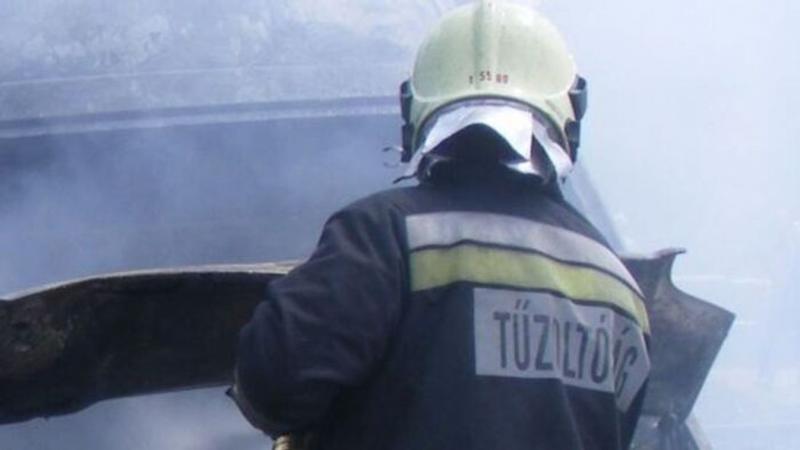 Fakadó lángnyelvek táncoltak az autó karosszériáján, miközben a kapubejáró szürke kövein fényeik táncoltak.