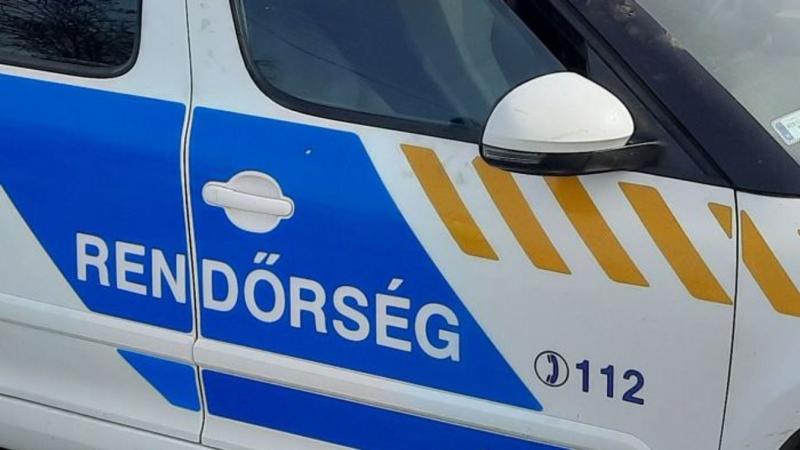 Egy autó nekiütközött egy villanyoszlopnak Szabolcsban, ami következtében az oszlop eltört, de a vezetékek még mindig tartják azt.