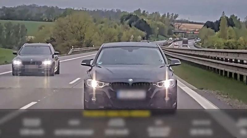 Ki a nagyobb bolond a pályán? Az, aki száguld, mint a szél, vagy az, aki a belső sávban beragadt, mint egy megfagyott autó?