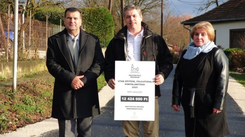 Jelentős útfelújítás valósult meg a Zalaegerszeg közelében található településen, ahol a fűnyírótraktor sem tétlenkedik majd.