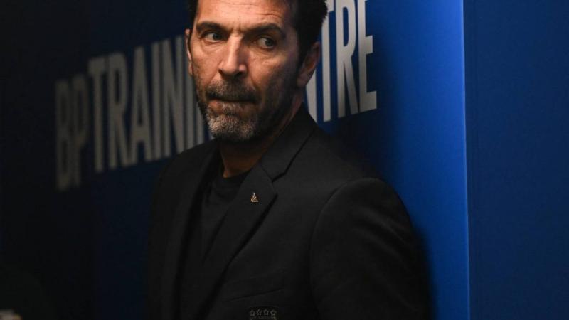 A világbajnok kapus, Gianluigi Buffon, most először osztotta meg életének intimebb részleteit, feltárva a sötét titkokat és kihívásokat, amelyekkel pályafutása során szembesült. Az ikonikus sportoló életének ezen aspektusai eddig rejtve maradtak, de most 