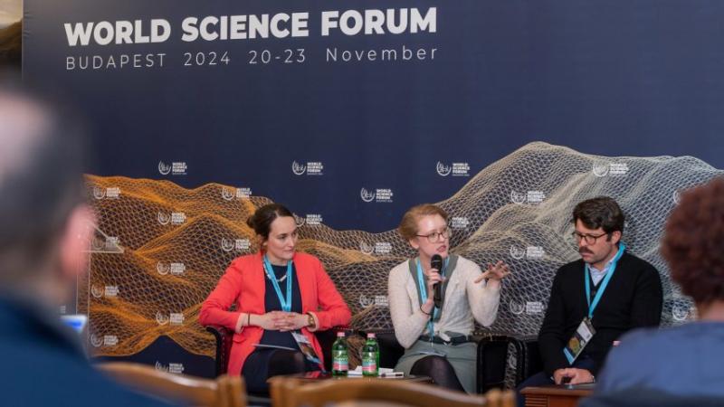 A World Science Forum idei középpontjában a tudomány és a szakpolitika közötti szoros összefonódás áll. Ez a téma hangsúlyozza, hogy a tudományos ismeretek és felfedezések hogyan formálják a politikai döntéshozatalt, valamint hogy a politikai környezet mi