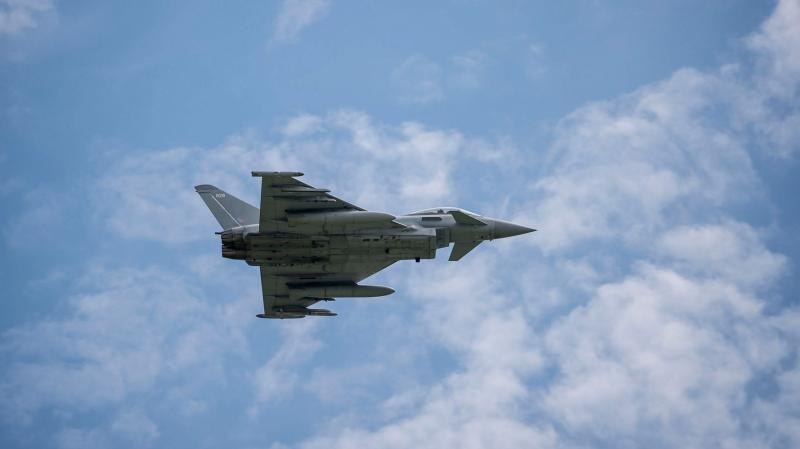 Brit harci repülőgépek figyelemmel kísérték az orosz katonai repülőgépek mozgását a NATO határvonalánál.