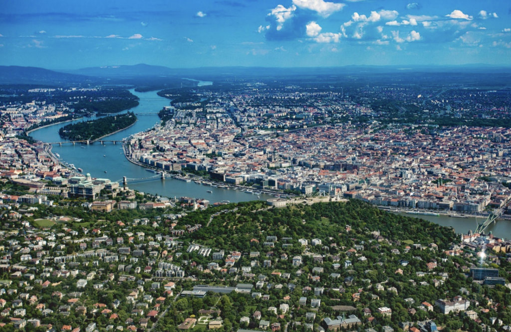 Ázsiai befektetők dömpingje a budapesti ingatlanpiacon – A külföldiek már egymilliós négyzetméteráron vásárolják a lakásokat.