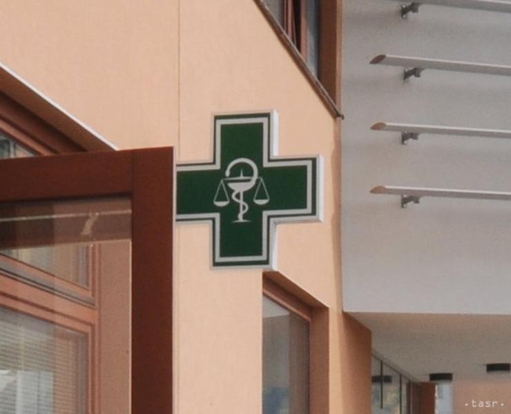Egy férfi váratlanul összeesett a komáromi gyógyszertárban, ami sokkolta a vásárlókat és a dolgozókat egyaránt. Azonnal megindult a segítségnyújtás, miközben a helyszínen lévők aggódva figyelték az eseményeket.