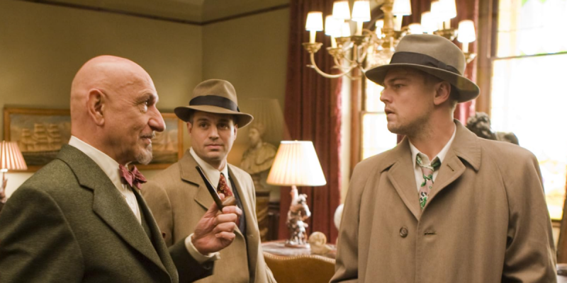 Öt film, amit érdemes legalább kétszer megnézni a mélyebb megértés érdekében:

1. **Inception (Eredet)** - Christopher Nolan mesterműve tele van bonyolult álmokkal és rétegekkel. Az első nézéskor az izgalom és a cselekmény sodrása magával ragad, de a máso