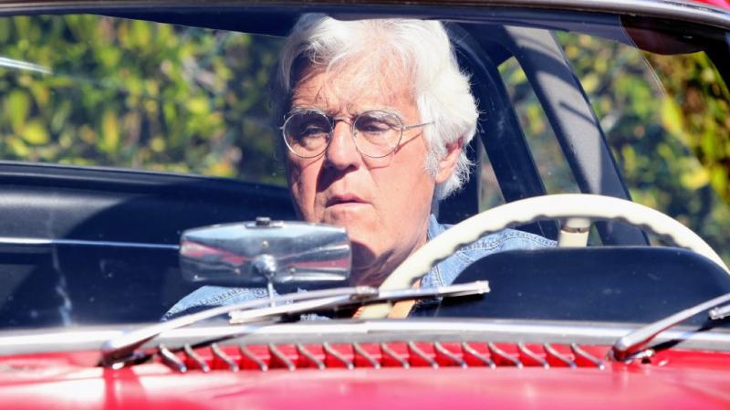Jay Leno tavaly egy drámai baleset során 18 méter mélyről zuhant le, és az arca egy sziklának csapódott, ami súlyos következményekkel járt. A baleset után napokig tartó küzdelmet folytatott a felépülésért.