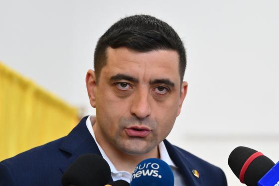 „Milyen üzenetet szeretne közvetíteni a magyarok felé, akik esetleg aggódnak az Ön személye miatt?” - tette fel a kérdést a BBC George Simionnak, a román elnökválasztás első fordulójának nyertesének.