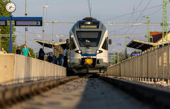 Kétpónál tragikus baleset történt, amikor egy vonat halálra gázolt egy embert. A baleset körülményei még vizsgálat alatt állnak, de a helyszín drámai pillanatok tanúja volt.