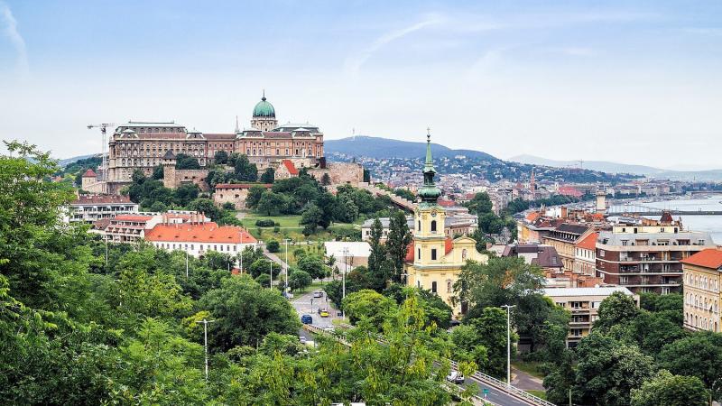 A budapesti ingatlanpiacon megtorpant a lendület, és úgy tűnik, a vevők egyre inkább a vidéki lehetőségek felé orientálódnak. Mi állhat a háttérben, és hogyan hat ez a lakáspiac alakulására?