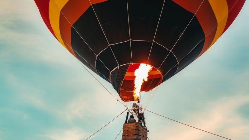A férfi bátorsága határtalan volt, amikor a lángoló hőlégballonból kiugrott, miután sikeresen megmentett két utast. Az izgalmas pillanatot rögzítette a kamera, amely megörökítette a hősies akciót. Nézd meg a videót!