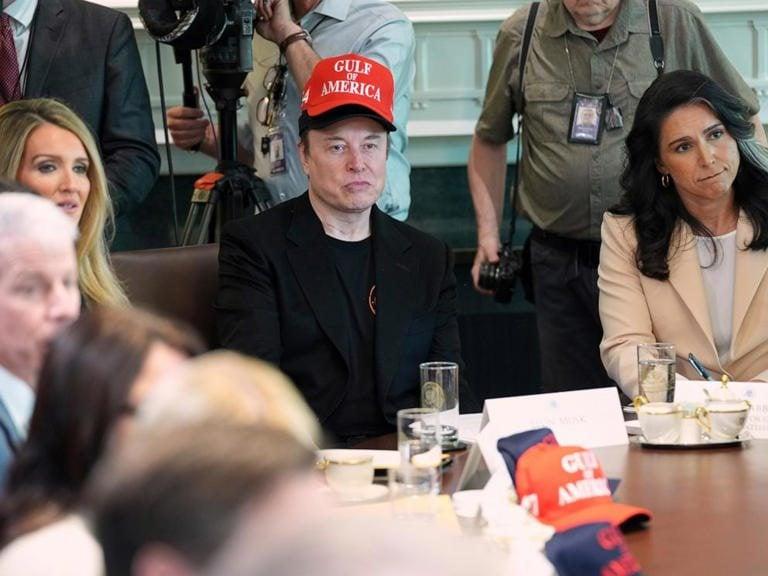 Elon Musk kissé visszahúzza a nyakát, miközben próbálja kirángatni vállalatait a nehéz helyzetből.