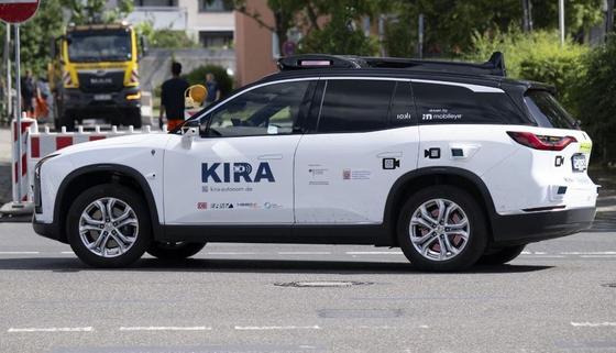 Németországban megkezdték működésüket az első önvezető taxiszolgáltatások, ezzel új korszakot nyitva a közlekedés világában.