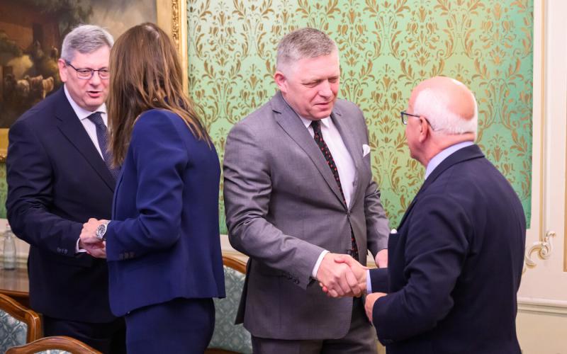 Fico találkozott az Európai Parlament küldöttségével, és ismételten bírálta az előző delegáció vezetőjét, akit lebérgyilkosnak nevezett.