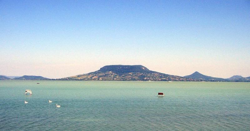 A DK a Balaton partján állva hangoztatja: mindenki számára biztosítani kell a szabad fürdési lehetőséget a tóban.