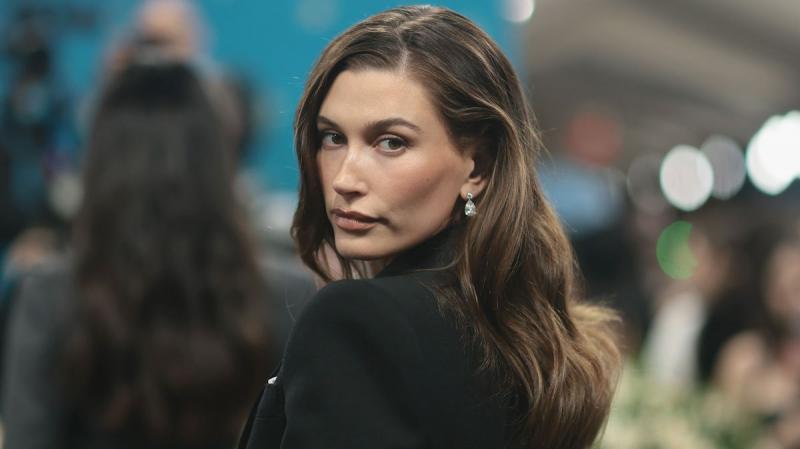Hailey Bieber merész választása: egy káprázatos méregzöld miniruha! A fiatal édesanya stílusos megjelenése mindenkit lenyűgözött - FOTÓ - Life