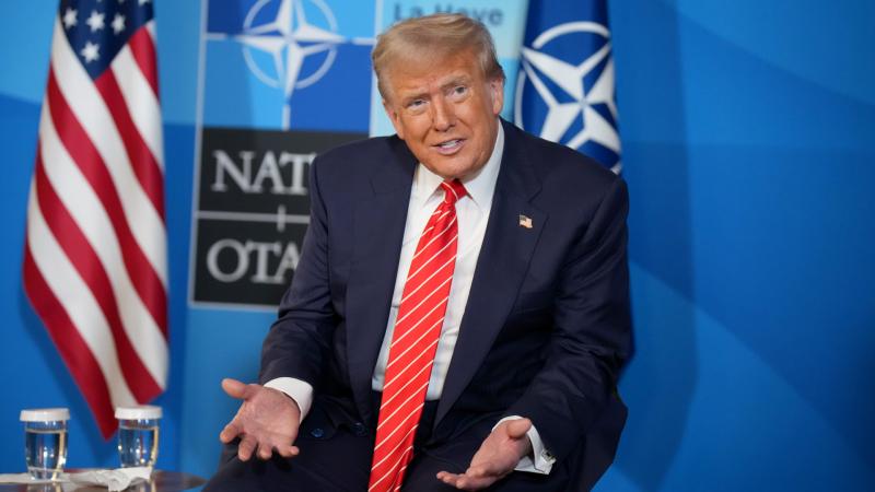 Történelmi pillanat: Trump és Zelenszkij személyesen is találkoztak a NATO-csúcstalálkozón.