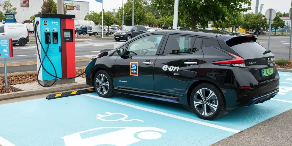 Új korszak nyílik az ALDI parkolóiban: megérkeznek a gyorstöltők! Az E.ON országos szintű fejlesztési programot indított, hogy támogassa az elektromos járművek elterjedését.