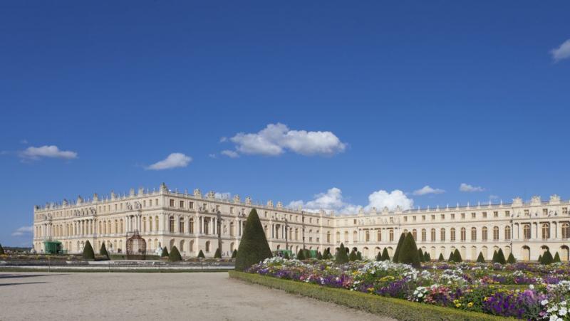 Tragikus esemény történt a Versailles-i palota udvarán, ahol egy tízéves amerikai kislány életét vesztette. A szomorú incidens sokkolta a látogatókat és a helyi közösséget, felhívva a figyelmet a biztonsági intézkedések fontosságára a turisták körében. A 