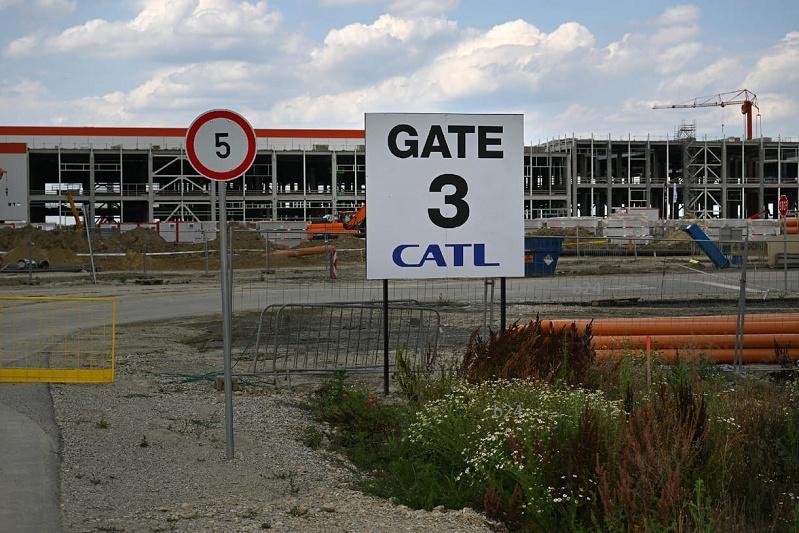 Ez lenne a jövőnk? A debreceni CATL gyárban tömeges elbocsátások zajlanak, helyüket pedig kínai munkavállalók veszik át.