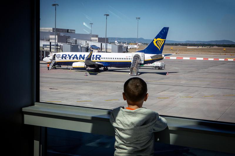 Rendkívüli pánik robbant ki a Ryanair egyik járatán: az utasok a szárnyon ugráltak le, ami súlyos sérüléseket okozott sokaknak - videó is készült az esetről.