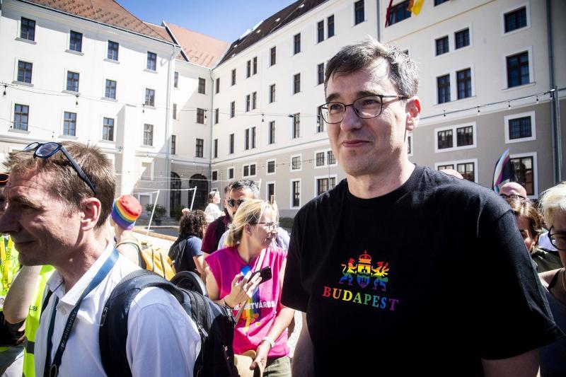 Karácsony Gergely helyzete egyre fokozódóan kínossá válik, ahogy egyre több kihívással néz szembe. A dolgok nem úgy alakulnak, ahogy azt tervezte, és a nyomás folyamatosan növekszik.