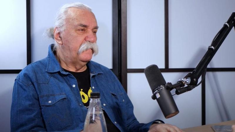 Schuster Lóránt most is megmutatta, mire képes, amikor Azahriahnak odapörkölt! Ismét nem kímélte a szavakat, és egy igazán emlékezetes pillanatot teremtett. Nézd meg a videót, és tapasztald meg a szópárbaj izgalmát!